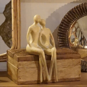 sculpture en résine couple assis Etxe Mia!