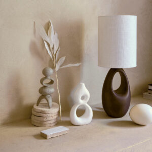 lampe sur pied marron et abat jour blanc Etxe Mia!