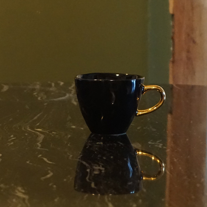 tasse à café en porcelaine noire et anse dorée Etxe Mia!
