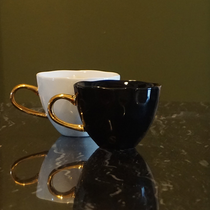 tasse à thé en porcelaine noire et anse dorée Etxe Mia!