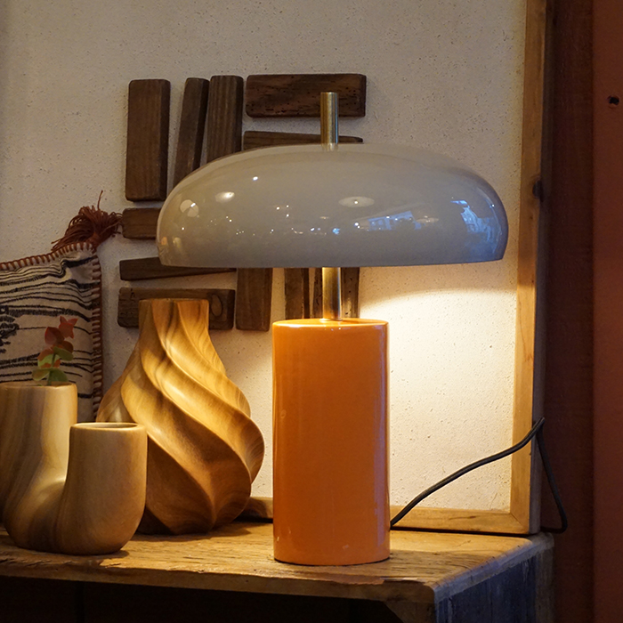 lampe à poser en métal orange et taupe Etxe Mia!