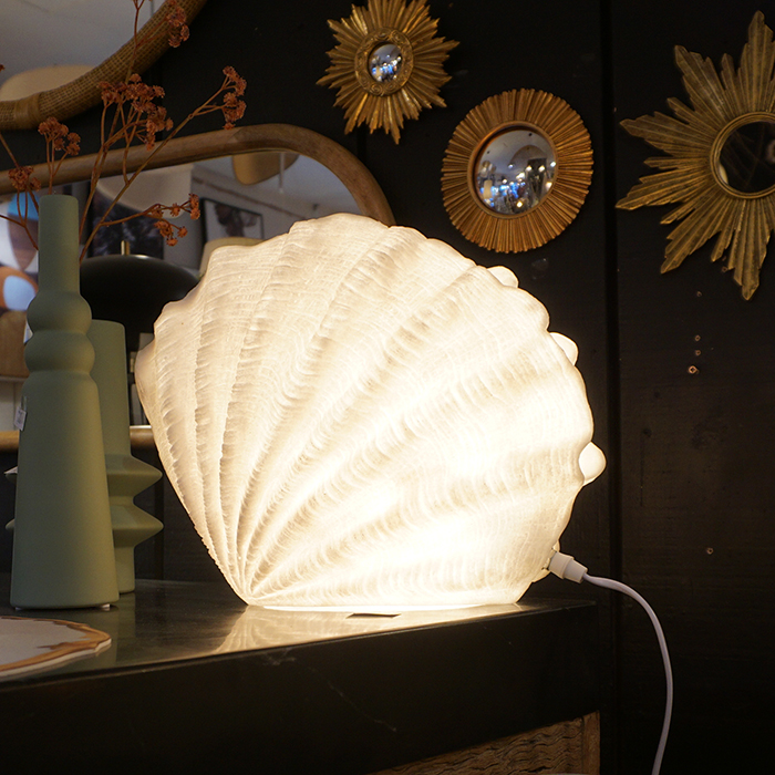 lampe décorative en résine blanche en forme de coquillage Etxe Mia!