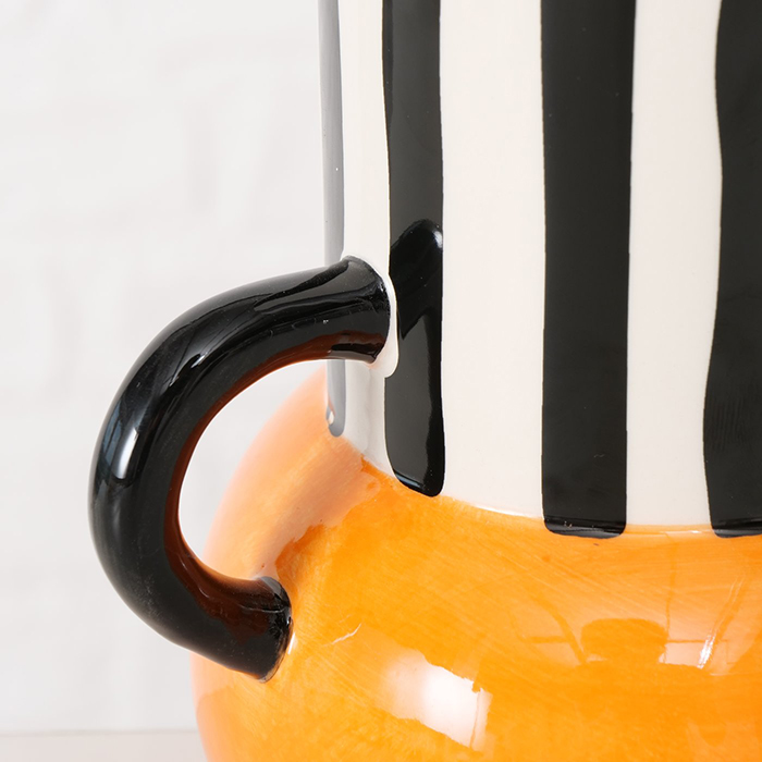 vase en céramique à anses rayé noir et blanc et fond orange Etxe Mia!