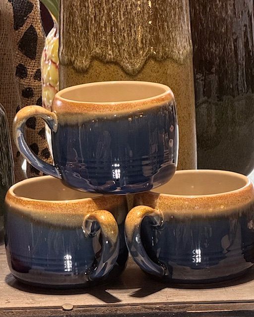 tasses en grès bleues émaillées Etxe Mia!
