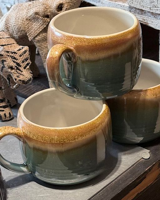 tasses en grès vertes émaillées Etxe Mia!