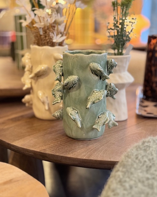 vases en céramique vert et sable décorés de petits poissons en relief Etxe mia!