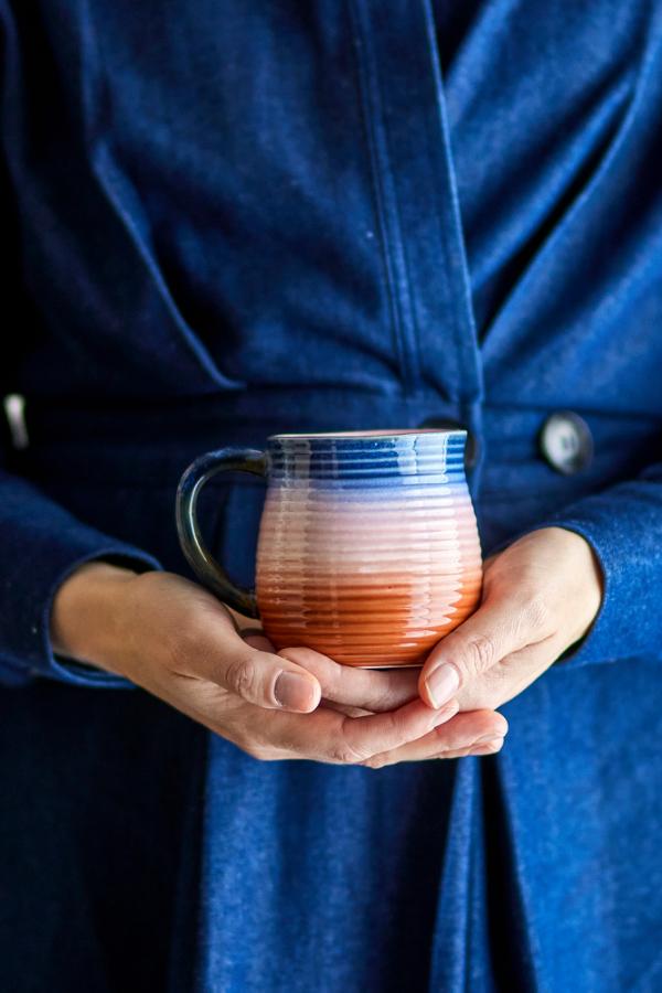 mug en grès aux couleurs dégradées de rose, bleu et terracotta Etxe Mia!