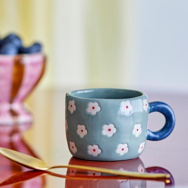 tasse en grès bleu et petites fleurs blanches Etxe Mia!
