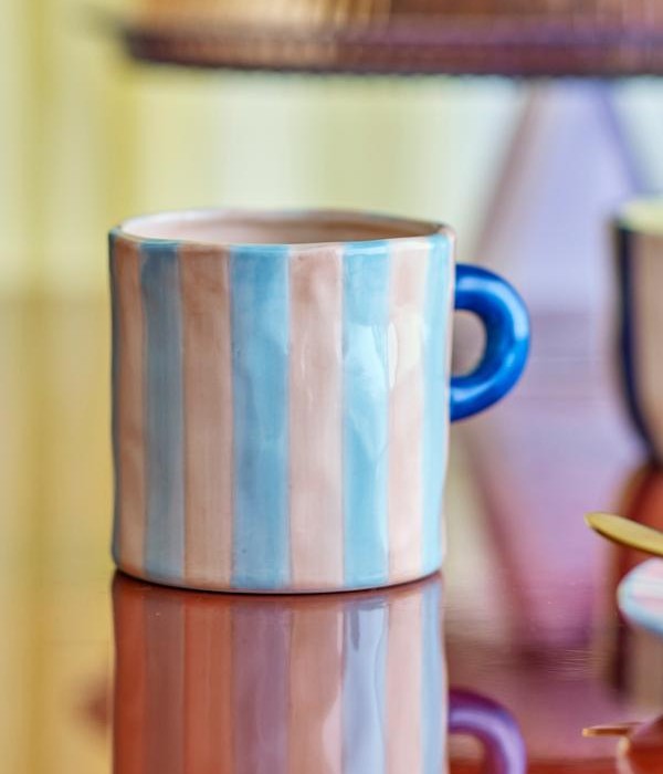 tasse en grès à grosses rayures bleues clairs et fond rose Etxe Mia!