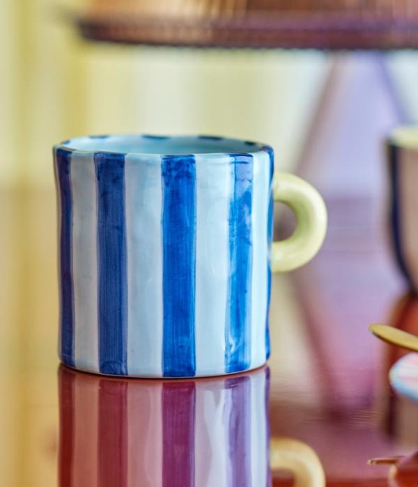 tasse en grès à grosses rayures bleues foncé et fond bleu clair Etxe Mia!