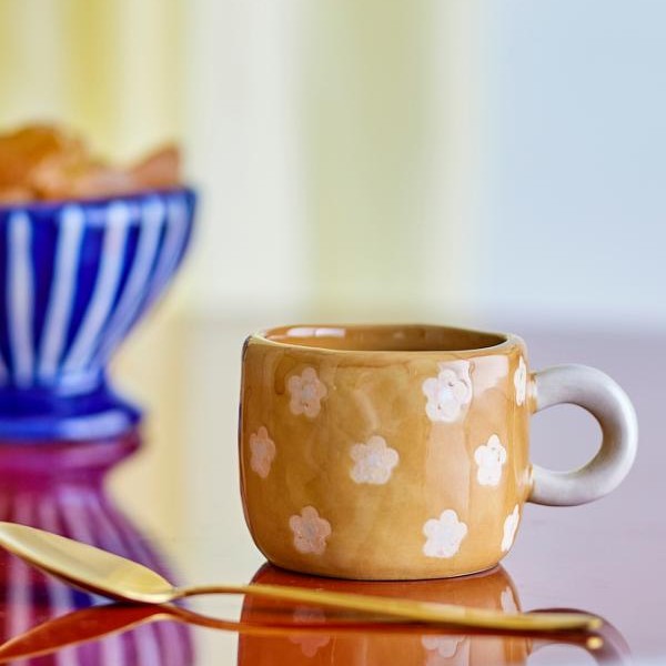 tasse en grès ocre et fleurs roses Etxe Mia!